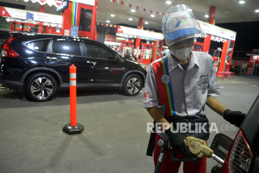 Petugas membantu konsumen mengisi BBM jenis pertalite di SPBU Kawasan MT Haryono, Jakarta, Jumat (2/9/2022). 