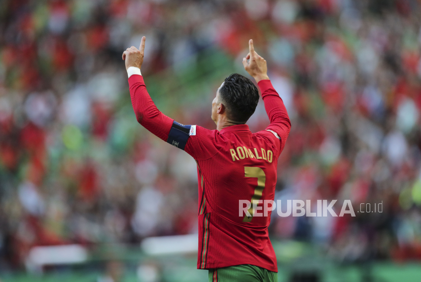 Bintang timnas Portugal Cristiano Ronaldo saat melakukan selebrasi usai mencetak gol.
