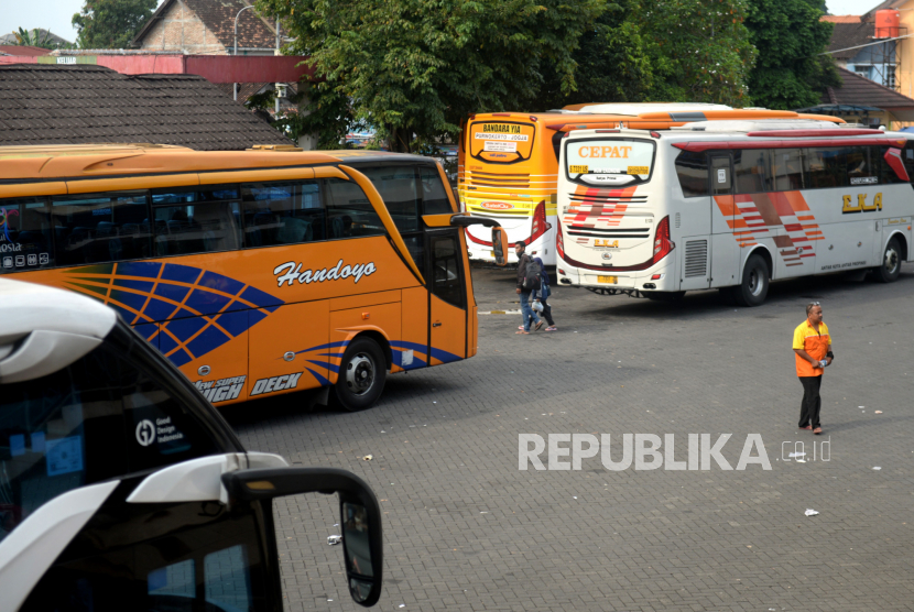 Calon penumpang menunggu keberangkatan bus untuk mudik di Terminal Bus Giwangan, Yogyakarta. 