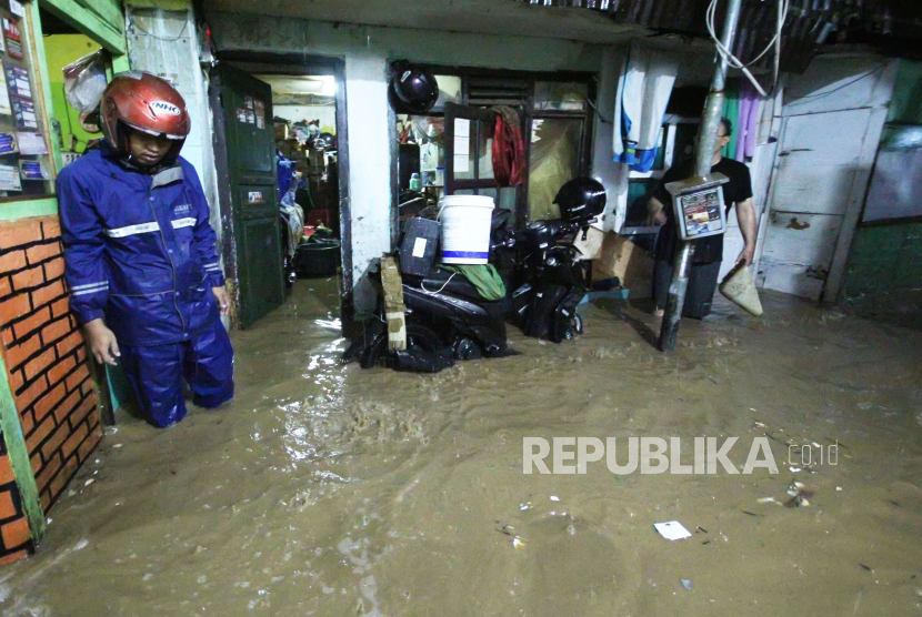 Banjir merendam perkampungan di kawasan Kelurahan Braga, Kecamatan Sumur Bandung, Kota Bandung Jawa Barat, Kamis (11/1/2024). Banjir terjadi akibat jebolnya tanggul Sungai Cikapundung. Mayoritas, lokasi yang terdampak berada di area dataran rendah pinggir Sungai Cikapundung.