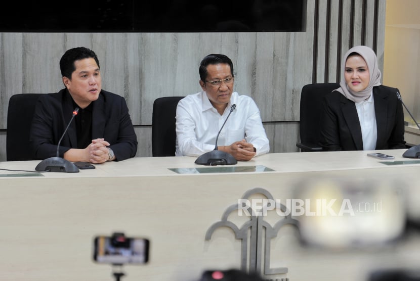 Ketua Umum PSSI Erick Thohir (kiri) bersama Menteri Hukum dan HAM Supratman Andi Agtas (tengah) dan Sekjen Perbasi, Nirmala Dewi (kanan) menyampaikan keterangan terkait naturalisasi pemain di gedung Dirjen Imigrasi Kemenkumham, Jakarta Selatan pada Kamis (19/9/2024). Dalam keterangannya Menteri Hukum dan HAM Supratman Andi Agtas mendukung proses naturalisasi atlet yang dilakukan PSSI dan Perbasi untuk kemajuan olahraga Indonesia.