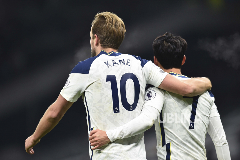 Striker Tottenham Hotspur Son Heung-min (kanan) mencetak gol pertama timnya, merayakan dengan rekannya, Harry Kane, yang mencetak gol kedua timnya, selama pertandingan sepak bola Liga Primer Inggris antara Tottenham Hotspur dan Arsenal di Tottenham Hotspur Stadium di London, Inggris , Ahad, 6 Desember 2020. 