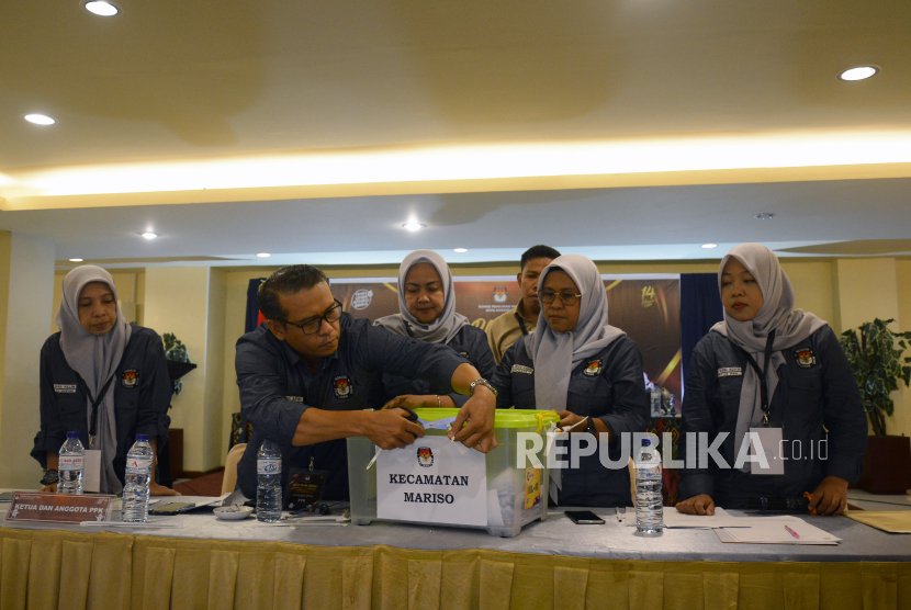 Anggota Panitia Pemilihan Kecamatan (PPK) membuka segel box berisi data hasil Pemilu (ilustrasi). KPU Karawang memecat seorang anggota PPK karena mengutak atok hasil perolehan suara.
