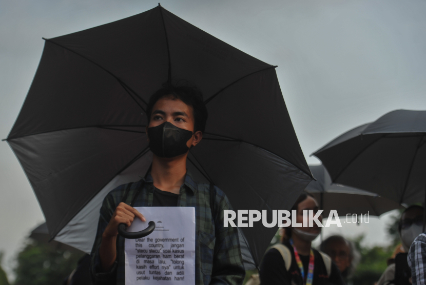 Aktivis dari Jaringan Solidaritas Korban untuk Keadilan (JSKK) mengikuti Aksi Kamisan ke-861di seberang Istana Merdeka, Jakarta, Kamis (15/4/2025). Aksi tersebut dalam rangka memperingati tragedi Mei 1998 yang menandai awal reformasi sekaligus terjadinya pelanggaran HAM berat atas tewasnya mahasiswa Trisakti ditembak aparat saat demonstrasi pada 12 Mei 1998. Aksi tersebut juga menuntut pemerintah untuk mengusut tuntas kasus pelanggaran HAM yang berlalu hampir tiga dekade, juga menolak pemberiam gelar pahlawan kepada Soeharto.