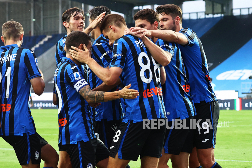 Pasukan Atalanta merayakan gol pertama ketika menjamu Napoli pada lanjutan Liga Seri A Italia 2019/2020, Jumat (3/7).
