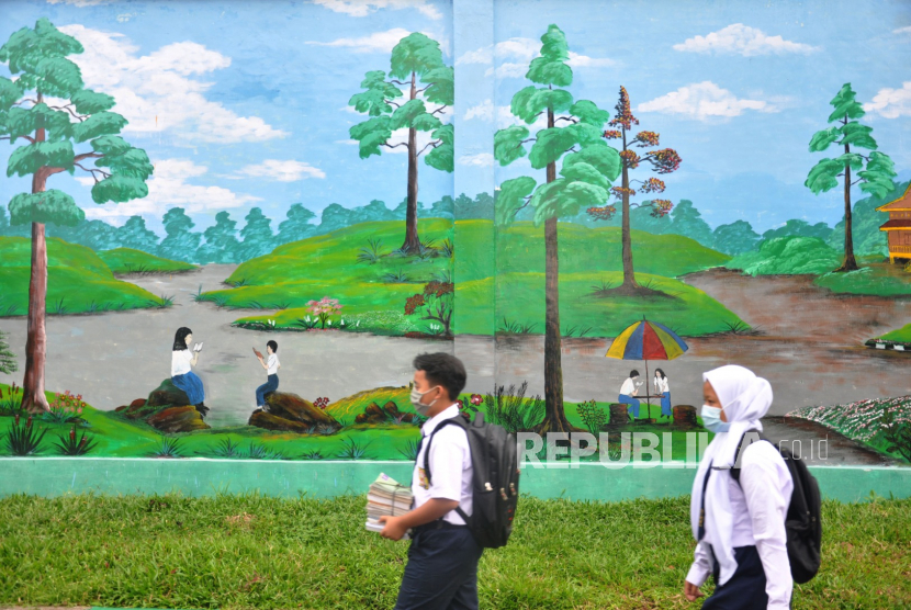 Dua orang siswa baru mengikuti Masa Pengenalan Lingkungan Sekolah (MPLS) di SMP Negeri 1 Medan, Sumatera Utara, Kamis (9/7/2020). Pelaksanaan MPLS yang diikuti para siswa baru itu tetap menerapkan protokol kesehatan secara ketat yang bertujuan untuk mengenalkan situasi baru di sekolah agar siswa dapat mengikuti pembelajaran selanjutnya meskipun belum ada imbauan untuk belajar tatap muka secara langsung di sekolah. 