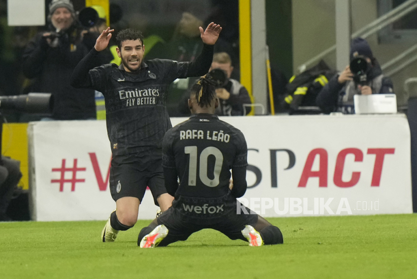 Theo Hernandez dari AC Milan selebrasi bersama Rafael Leao dari AC Milan setelah mencetak gol pertama timnya dalam pertandingan sepak bola Serie A antara AC Milan dan Napoli, di stadion San Siro di Milan, Italia, Senin (12/2/2024) dini hari WIB.