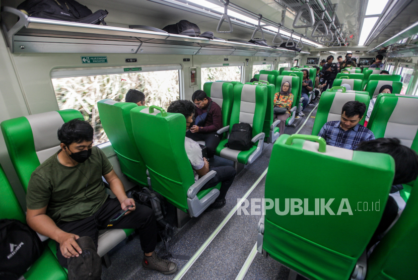Sejumlah penumpang menaiki kereta pengumpan (feeder) Kereta Cepat Jakarta-Bandung Whoosh, Selasa (3/10/2023). 