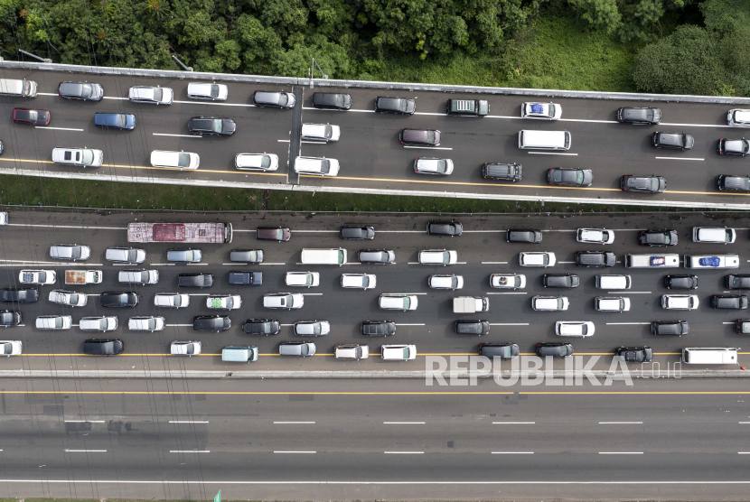 Sejumlah kendaraan memadati ruas jalan tol Jakarta-Cikampek dan Jalan Layang Mohammed Bin Zayed (MBZ) (ilustrasi)