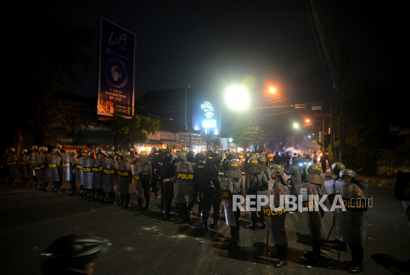 Aparat Kepolisian masih berjaga di Jalan Taman Siswa, Yogyakarta, Ahad (5/6/2023) malam. Kapolda DIY meminta masyarakat jangan terpancing.