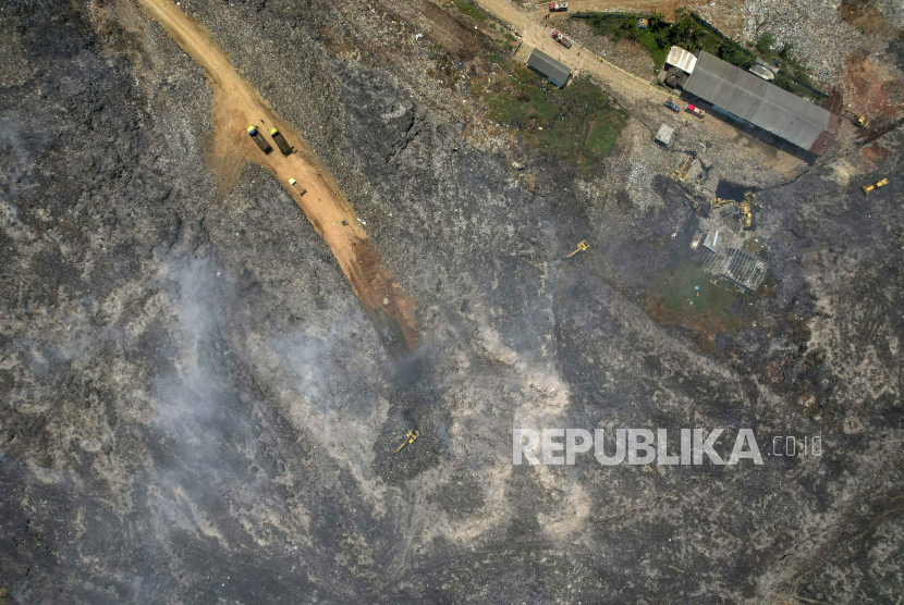 Foto udara kondisi TPA Sarimukti yang masih terbakar di Cipatat, Kabupaten Bandung Barat, Selasa (12/9/2023). Pemerintah Provinsi Jawa Barat melanjutkan status tanggap darurat bencana kebakaran TPA Sarimukti yang tidak kunjung padam sejak 23 hari lalu. Status tersebut akan diberlakukan hingga 25 September mendatang.