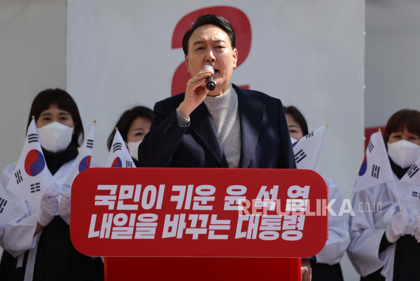 Yoon Suk-yeol, kandidat presiden dari oposisi utama People Power Party, mencari dukungan pemilih selama pemberhentian kampanye di Cheonan, Korea Selatan, 03 Maret 2022.