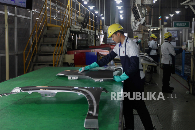 Pekerja mengecek komponen mobil Toyota Yaris Cross yang akan dirakit di pabrik PT Toyota Motor Manufacturing Indonesia (TMMIN), Karawang, Jawa Barat, Senin (7/8/2023). 