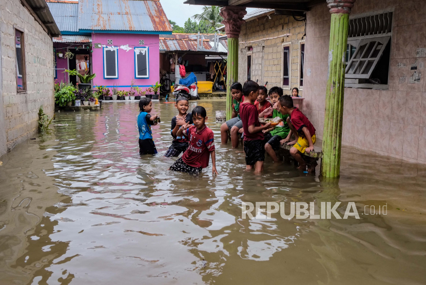 Anak-anak bermain air saat banjir merendam Kampung Seberang, Kota Pangkalpinang, Kepulauan Bangka Belitung, Rabu (8/12/2021). Badan Penanggulangan Daerah (BPBD) Kota Pangkalpinang mencatat, sebanyak 464 rumah di Kota Pangkalpinang terendam karena banjir yang disebabkan oleh pasang air laut yang terjadi sejak Selasa Pagi, 7 Desember 2021. 