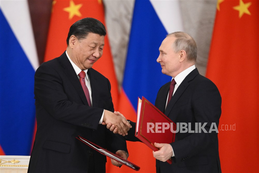  Presiden China Xi Jinping (kiri) dan Presiden Rusia Vladimir Putin (kanan) menghadiri upacara penandatanganan dokumen mengenai pengembangan lebih lanjut dari kemitraan komprehensif dan kerja sama strategis antara Rusia dan  China, di Kremlin, di Moskow, Rusia, pada 21 Maret 2023. 