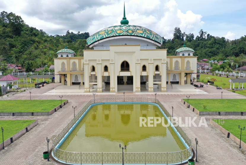 Foto udara Masjid Agung Tgk Khalilullah di Kabupaten Simeulue, Provinsi Aceh, Kamis (3/2/2022). Masjid Agung Tgk Khalilullah yang dibangun pada tahun 2009 yang memiliki daya tampung jamaah 4000 orang dengan arsitektur perpaduan Timur Tengah dan Aceh  tersebut merupakan salah satu objek wisata religi termegah di pulau Simeulue. 
