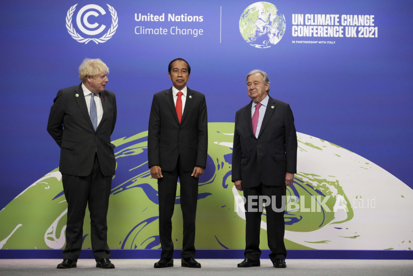 Sekretaris Jenderal PBB Antonio Guterres, kanan, menyapa Presiden Indonesia Joko Widodo. Di sela penyelenggaraan KTT ASEAN ke-40 dan ke-41 serta KTT terkait lainnya, Presiden Joko Widodo (Jokowi) melakukan pertemuan bilateral dengan Sekjen Persatuan Bangsa-Bangsa (PBB) Antonio Guterres di Hotel Sokkha, Phnom Penh, Sabtu (12/11).