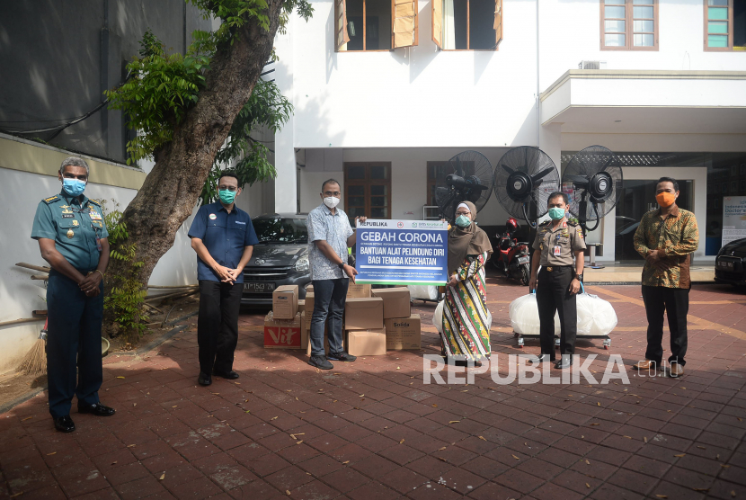 Pemimpin Redaksi Republika Irfan Junaidi (tiga kiri) memberikan bantuan Alat Pelindung Diri (APD) kepada Kepala Rumah Sakit Pelni Dr. Dewi Fankhunigdyah (tiga kanan), Kepala Rumah Sakit Angkatan Laut Mintohardjo dr Kolonel Laut Wiweka (kiri) dan Kepala Rumah Sakit Bhayangkara R