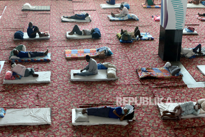 Warga beristirahat di tempat penampungan bagi para migran di New Delhi, India, Selasa (14/4).  Hampir 15 ribu orang India diperkirakan akan kembali dengan penerbangan Air India. Ilustrasi.