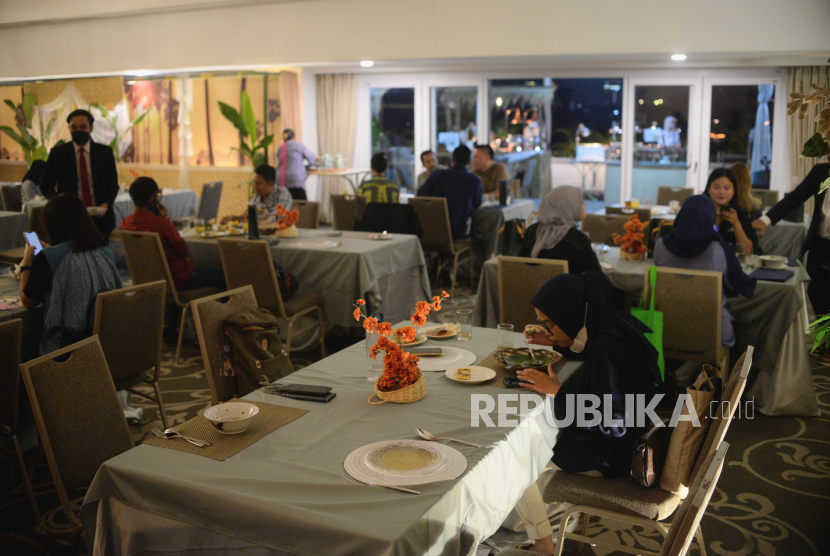 Sejumlah tamu undangan menikmati hidangan di Tribrata Darmawangsa, Jakarta, Senin (20/3/2023). Sutasoma Hotel & The Tribrata Darmawangsa Jakarta kembali menghadirkan QUBA Ramadan Pop Up Resto untuk menyemarakan bulan suci Ramadan dengan menghadirkan 100 pilihan menu berbuka puasa yang khas dan istimewa.