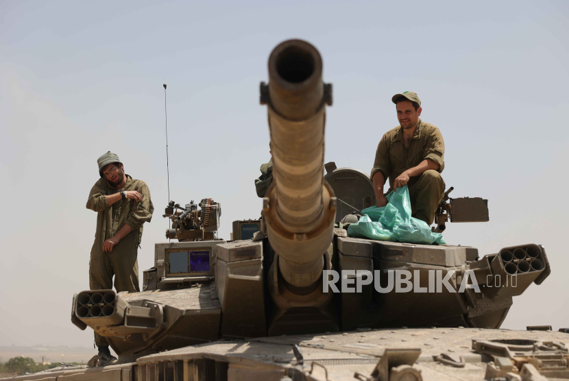 Tentara Israel di dalam tank saat mereka berkumpul di lokasi yang dirahasiakan dekat pagar perbatasan dengan Jalur Gaza, di Israel selatan, 21 Mei 2024.