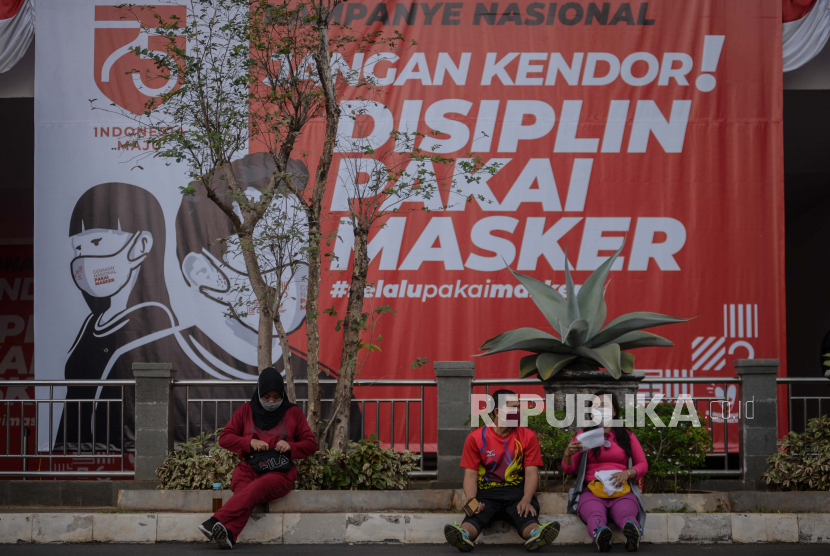 Warga menggunakan masker beraktivitas di Kompleks Gelora Bung Karno (GBK), Jakarta, Ahad (30/8). Pemerintah melalui Kementerian Perekonomian dan Kementerian Kesehatan membagikan 40 ribu masker secara gratis kepada pengunjung yang sedang berolahraga di kawasan tersebut dalam rangka Gerakan Kampanye Masker Nasional, sebagai upaya meningkatkan kesadaran kolektif untuk disiplin menerapkan protokol kesehatan di tengah pandemi COVID-19.