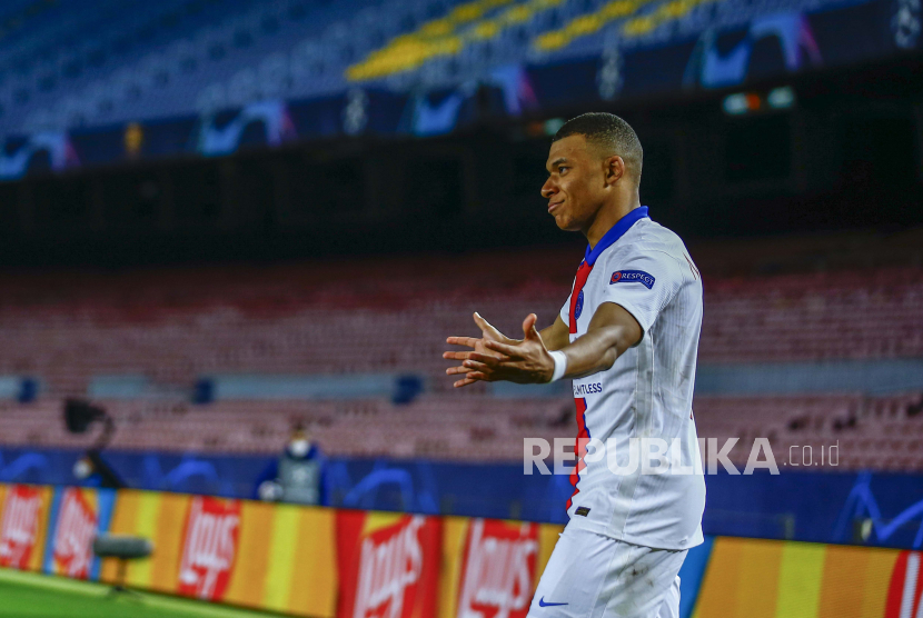 Kylian Mbappe dari PSG merayakan setelah mencetak gol kedua timnya selama babak 16 besar Liga Champions, pertandingan sepak bola leg pertama antara FC Barcelona dan Paris Saint-Germain di stadion Camp Nou di Barcelona, ??Spanyol, Selasa, 16 Februari 2021. 