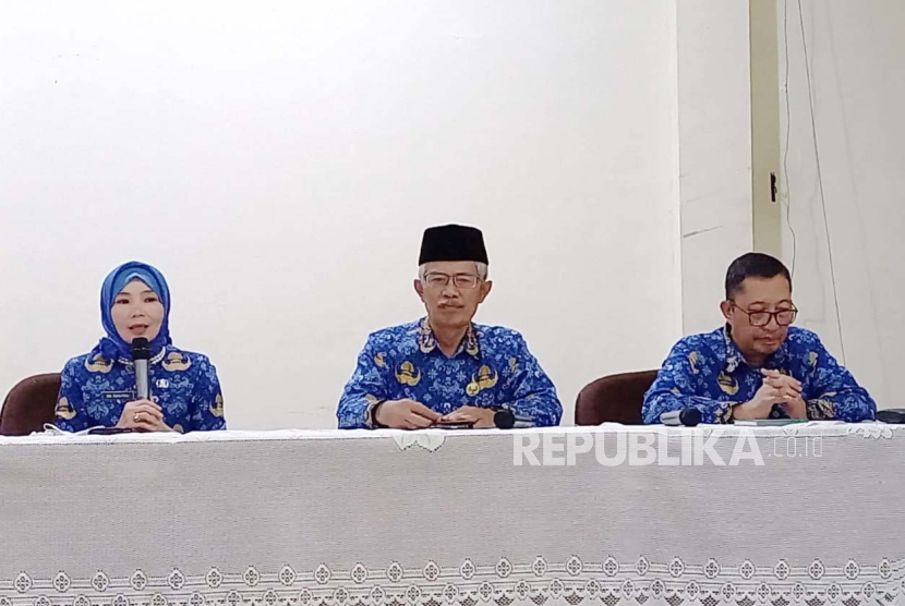 Kepala Sekolah SMAN 3 Bandung Iwan Setiawan (tengah) didampingi Wakasek humas Ida Rohayati (kiri) menyampaikan klarifikasi terkait siswa SMAN 3 Bandung yang meloncat dari selasar lantai 3 bangunan sekolah dan terjatuh di kolam ikan yang sudah tidak berfungsi, Rabu (29/11/2023). 