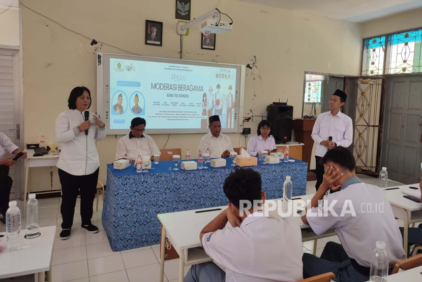 Kantor Kementerian Agama (Kemenag) Kota Cirebon menggelar Pekan Moderasi Beragama Goes To School (PMB GTS) di SMAN 7 Kota Cirebon, Jawa Barat, Senin (6/11/2023). 