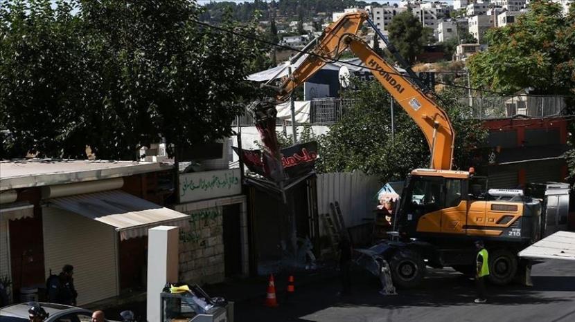 Pasukan Israel pada Selasa (29/6) menghancurkan sebuah toko dan apartemen di lingkungan Silwan di Yerusalem Timur yang diduduki.