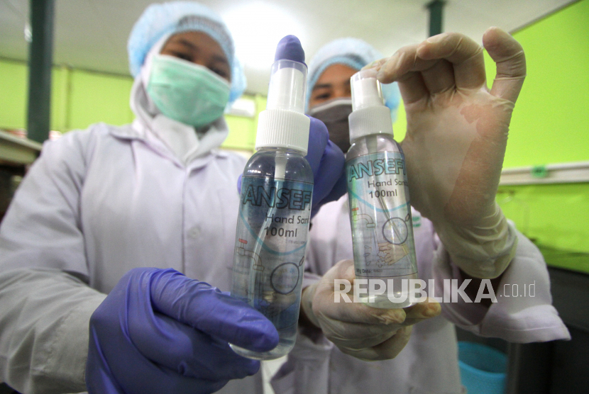 Pelajar menunjukkan cairan antiseptik atau hand sanitizer yang selesai dibuat di Laboratorium SMK ISFI, Banjarmasin, Kalimantan Selatan, Rabu (18/3/2020). (ANTARA/Bayu Pratama)