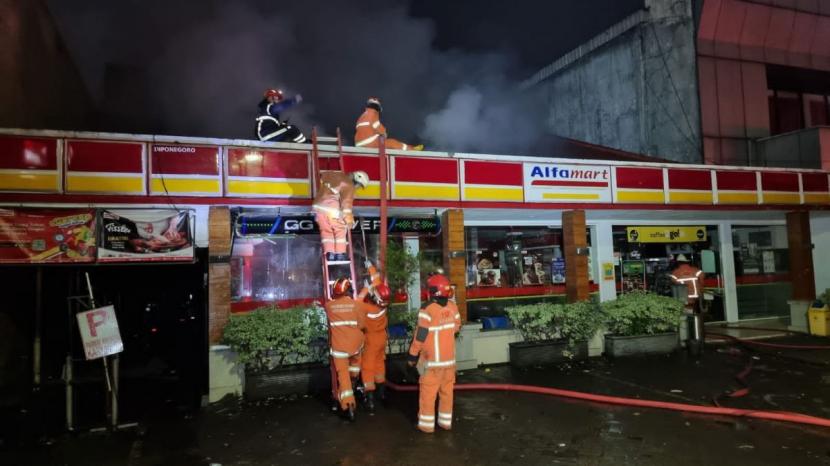 Alfamart di Jalan Diponegoro Surabaya Terbakar, Pelanggan dan Karyawan Semburat