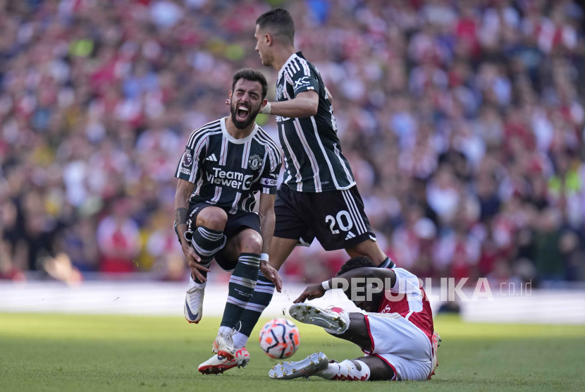 Gelandang sekaligus kapten Manchester United (MU), Bruno Fernandes (kiri) saat pertandingan lanjutan Liga Primer Inggris vs Arsenal, Ahad (3/9/2023). 