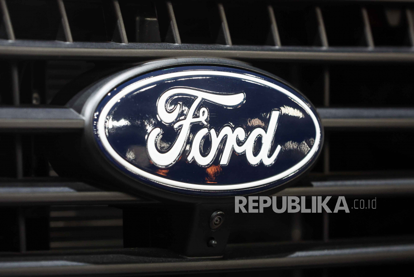 Logo pembuat mobil AS Ford di depan mobil selama dimulainya Brussels Motor Show 2023, di Brussels, Belgia, 13 Januari 2023. Autosalon edisi ke-100 di Brussels Expo akan berlangsung dari 14 hingga 22 Januari 2023.
