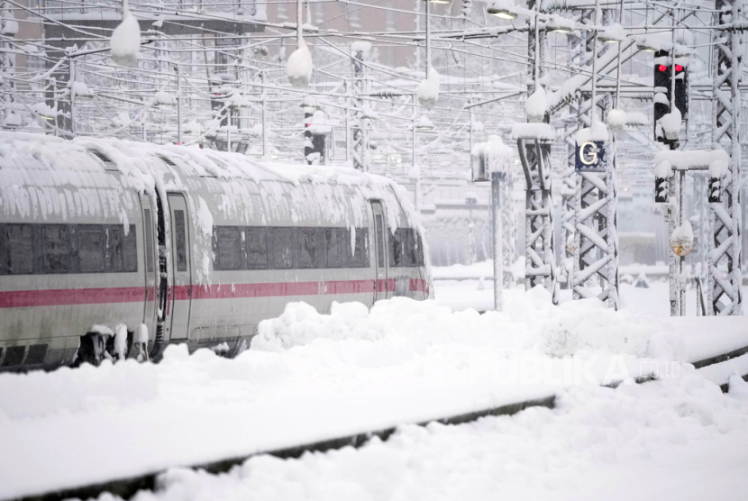 Sebuah kereta api diparkir di stasiun pusat setelah hujan salju lebat di Munich, Jerman, Sabtu, (2/12/2023).