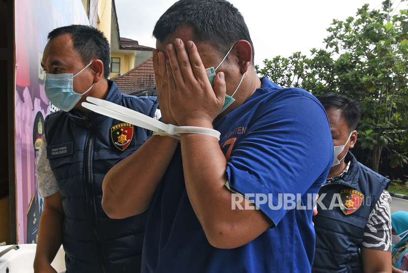 Polisi menggiring pelaku kejahatan (ilustrasi).  Angka kriminalitas di wilayah hukum Kabupaten Trenggalek, Jawa Timur meningkat hampir dua kali lipat selama periode pandemi COVID-19, mulai 2020 hingga akhir 2021 ini.