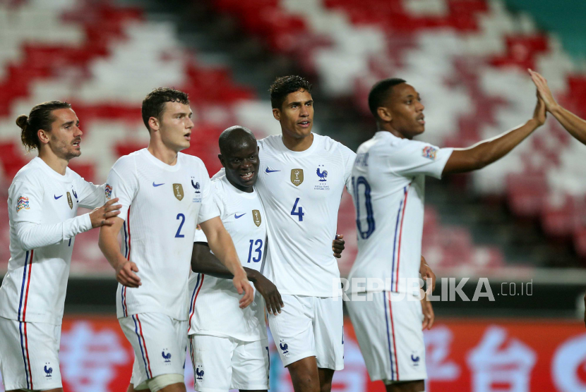  Pemain Prancis N`Golo Kante (tengah) merayakan bersama rekan satu timnya setelah mencetak gol melawan Portugal dalam pertandingan sepak bola grup 3 Liga Bangsa-Bangsa UEFA yang diadakan di Stadion Luz, di Lisbon, Portugal, 14 November 2020.