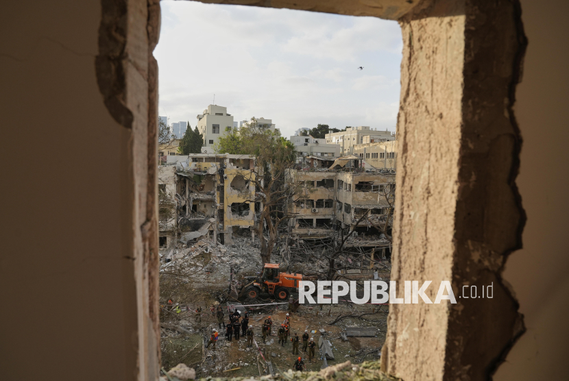 Tim penyelamat bekerja di lokasi peluncuran rudal dari Iran menghantam Tel Aviv, Israel, Senin, 16 Juni 2025.