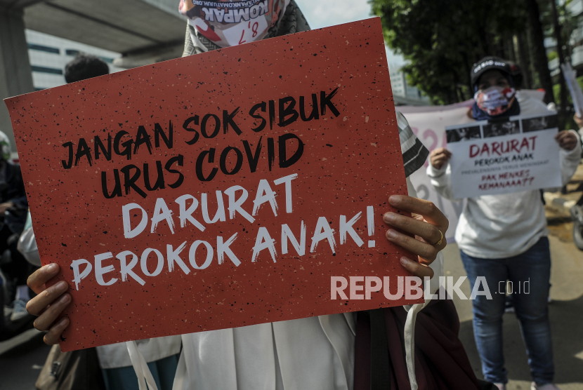 Massa Aliansi Koalisi Masyarakat Peduli Kesehatan (Kompak) menujukkan poster tuntutan saat menggelar aksi di depan Kementerian Kesehatan, Kuningan, Jakarta, Kamis (26/11/2020). Masih banyak hal yang meningkatkan prevalensi merokok pada usia anak.