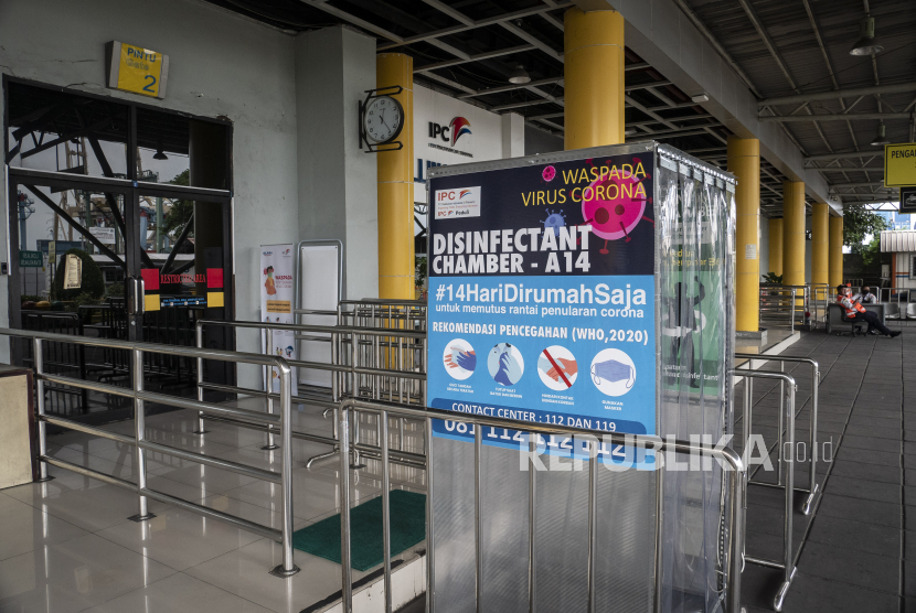 Suasana lengang terminal penumpang Pelabuhan Tanjung Priok di Jakarta, Sabtu (25/4/2020). PT Pelabuhan Indonesia II (Persero) menghentikan sementara layanan semua terminal penumpang menyusul kebijakan larangan mudik sebagai upaya mencegah penyebaran virus Corona (COVID-19) dari tanggal 24 April hingga 8 Juni 2020