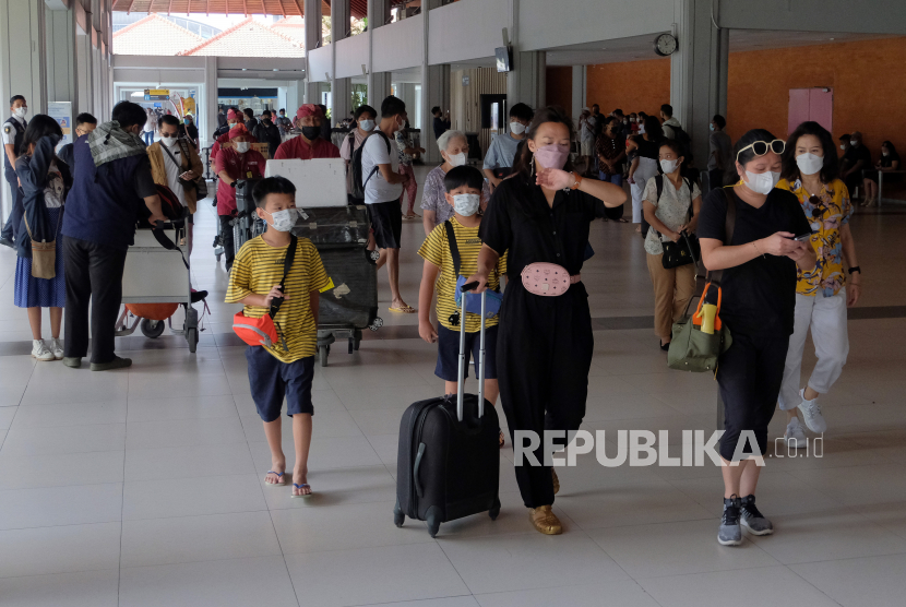 Pemudik memasuki terminal keberangkatan domestik di Bandara I Gusti Ngurah Rai, Badung, Bali, Kamis (28/4/2022). Menurut pihak bandara, untuk 