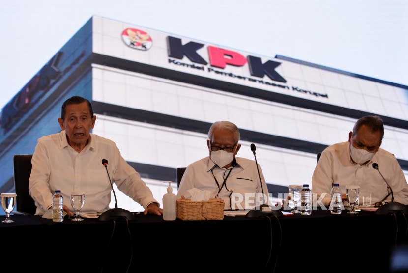 Ketua Dewan Pengawas KPK Tumpak Hatorangan Panggabean didampingi Dewan Pengawas KPK Harjono dan Dewan Pengawas KPK Syamsuddin Haris (kiri-kanan) menyampaikan konferensi pers Capaian Kinerja Dewan Pengawas KPK Tahun 2022 di Gedung KPK, Jakarta, Senin (9/1/2023). Sepanjang tahun 2022, Dewan Pengawas KPK menerima 477 surat berkaitan dengan kinerja KPK, diantara surat tersebut, sebanyak 96 surat berkaitan dengan laporan masyarakat terkait dengan penindakan. Republika/Thoudy Badai