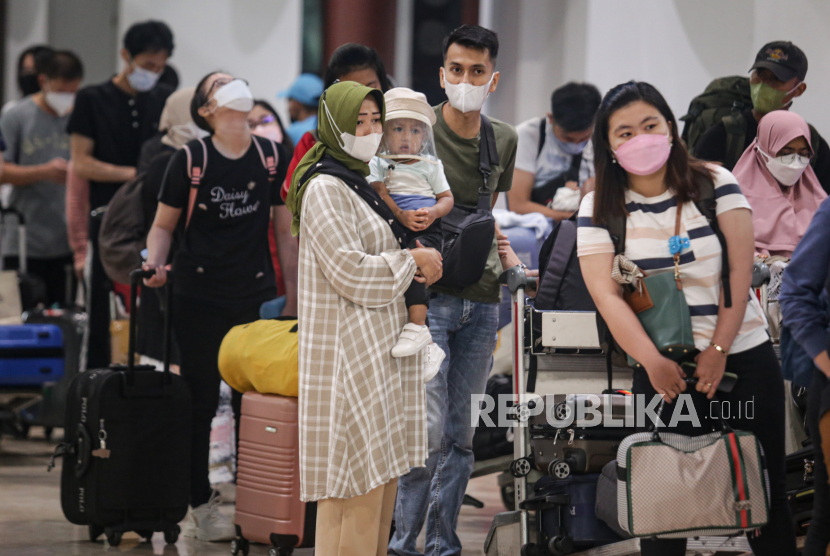 Sejumlah calon penumpang pesawat antre untuk masuk ke area check in di Terminal 2 keberangkatan domestik Bandara Soekarno Hatta, Tangerang, Banten.