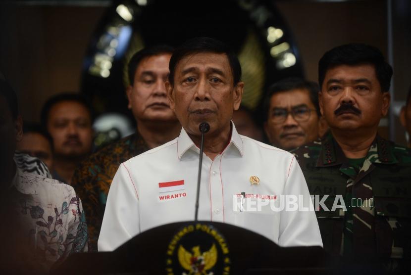 Menteri Koordinator Politik, Hukum dan Keamanan, Wiranto (tengah) memberikan keterangan kepada media usai melaksanakan rapat koordinasi khusus tingkat menteri di Kantor Kemenkopolhukam, Jakarta, Jumat (22/6).