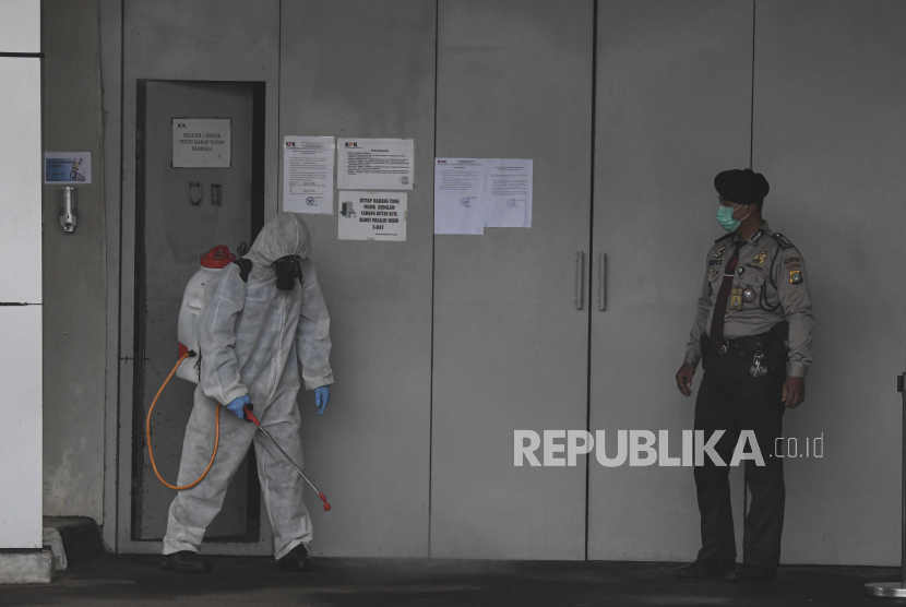 Petugas menyemprotkan cairan disinfektan di pintu masuk rumah tahanan KPK di Jakarta pada masa pandemi Covid-19. Belakangan terungkap praktik pungli di Rutan KPK.