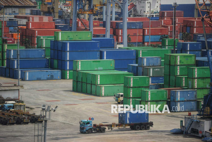 Suasana bongkar muat peti kemas di Pelabuhan Tanjung Priok, Jakarta, Kamis (10/4/2025). Menteri Koordinator (Menko) Bidang Perekonomian Airlangga Hartarto mengatakan, pengiriman produk Indonesia ke luar negeri tidak terlalu bergantung pada pasar Amerika Serikat (AS). Nilai ekspor Indonesia ke AS menyumbang 2,2 persen dari produk domestik bruto (PDB). Dalam segi skala, pasar AS hanya berkontribusi 17 persen dari total nilai perdagangan Indonesia. Presiden Amerika Serikat Donald Trump, menangguhkan kenaikan tarif resiprokal selama 90 hari untuk puluhan negara, termasuk Indonesia yang sebelumnya terkena sebesar 32 persen. 