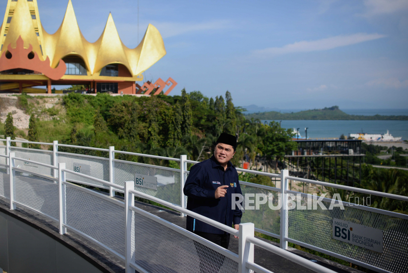  Analisa Pengamat soal Elektabilitas Erick Thohir Terkuat dalam Bursa Cawapres. Foto: Menteri BUMN Erick Thohir meninjau Masjid BSI Bakauheni saat peresmiannya di kawasan Bakauheni Harbour City, Lampung, Sabtu (18/3/2023). PT Bank Syariah Indonesia Tbk (BSI) membangun Masjid BSI Bakauheni berkapasitas 2.000 jamaah sebagai salah satu upaya Kementerian BUMN dan BSI dalam mendorong pariwisata di Sumatera khususnya Provinsi Lampung.