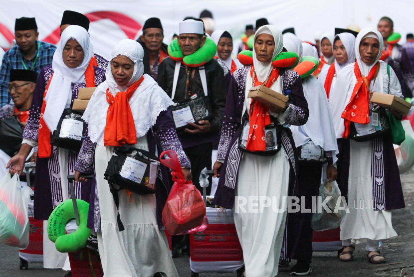 Sejumlah  calon haji berjalan menuju ke gedung Mina di asrama haji embarkasi Surabaya, Jawa Timur, Sabtu (11/5/2024). Sebanyak 1.855  calon haji serta petugas kloter secara bertahap berdatangan di asrama haji embarkasi Surabaya  pada hari  Sabtu (11/5). 