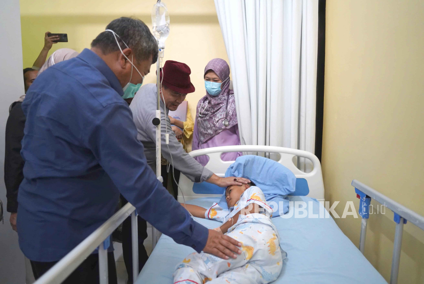 Bupati Garut, Rudy Gunawan, menjenguk  para pasien diduga keracunan yang dirawat di Puskesmas Cilawu, Kabupaten Garut, Selasa (10/10/2023). 