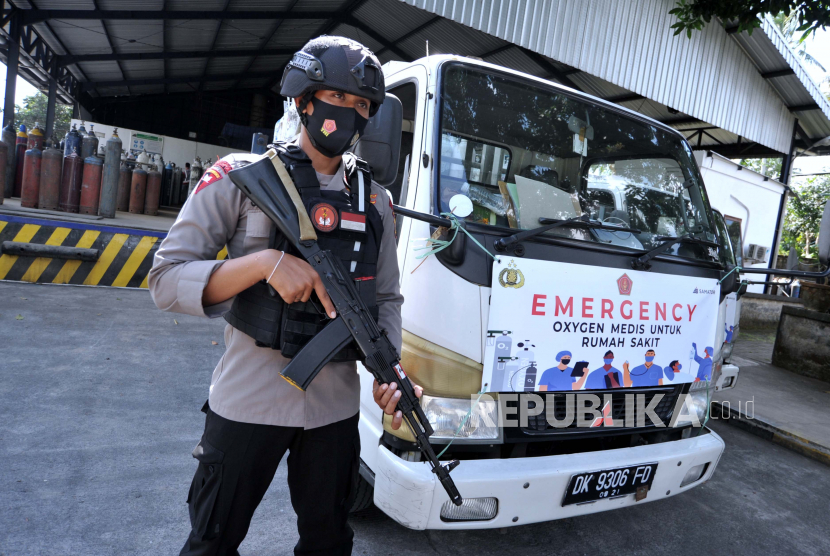 Petugas kepolisian berjaga di PT Samator, Mengwi, Badung, Bali, Kamis (22/7/2021). Sejumlah personel Satbrimob dan Ditlantas Polda Bali dilibatkan untuk menjaga dan mengawal proses pendistribusian oksigen medis menuju ke sejumlah rumah sakit di wilayah Bali guna memastikan proses distribusi itu berjalan lancar dan aman. 